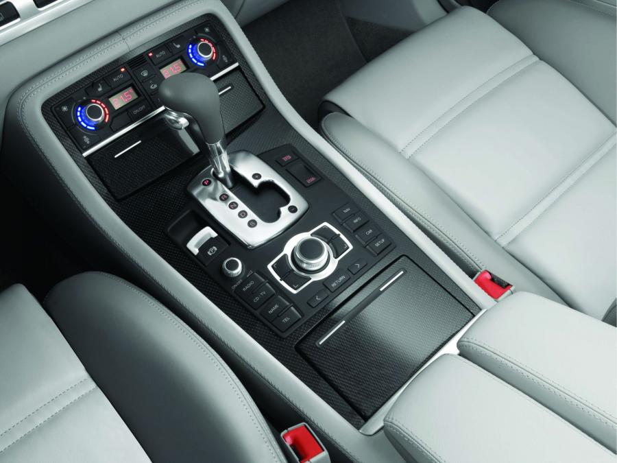 Детали интерьера Audi S8 (D3) 2005 года  (WW) (фото 8 из 61)